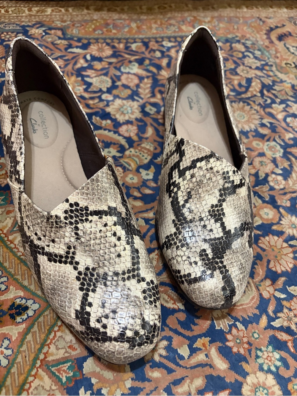 Like new Clarks size 8.5 Snake-Print Slip-On Loafers in taupe. Beautiful! - Picture 2 of 9